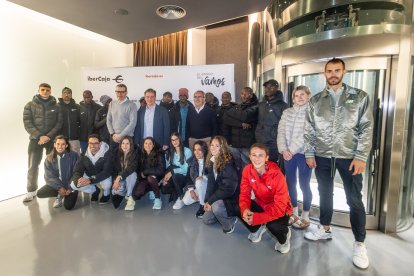 Foto de familia durante la gala de bienvenida del cross de Atapuerca, patrocinado por Ibercaja.