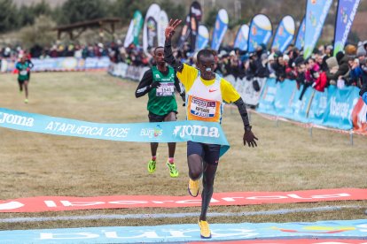Mathew Kipsang se impuso al sprint en la carrera masculina a Kwizera, ganador el año anterior, estrenando su palmarés en Atapuerca.