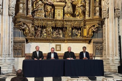 Presidente del Cabildo, Félix Castro, vicario general, Carlos Izquierdo, arzobispo, Mario Iceta, arquitecto de la Catedral, José Manuel Álvarez Cuesta.