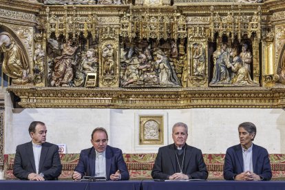 Félix Castro, Carlos Izquierdo, el arzobispo Mario Iceta y el arquitecto responsable de la instalación, José Manuel Álvarez Cuesta.
