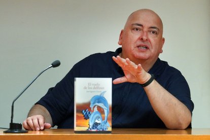 El escritor José Ignacio García, en una presentación de su primera novela.