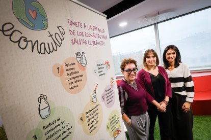 Fontecha, Rodríguez y Arce posan con el cartel del programa.