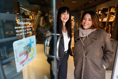 La presidenta de la Asociación de Comerciantes Centro Burgos, Patricia Gil (derecha), en la entrada de Kemly.