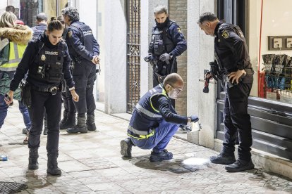 Buscando pruebas a pie de calle.