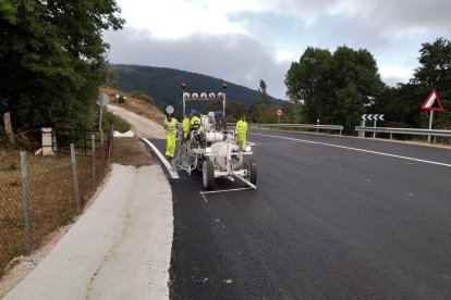 Pintado de marcas viales en N-629, km 44.