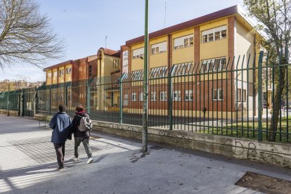 Fachada del Colegio Público de Infantil y Primaria Fernando de Rojas, uno de los más grandes de la capital burgalesa.