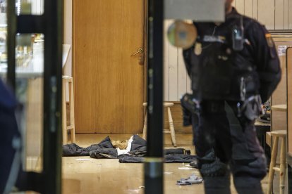 La cazadora que llevaba la víctima en el interior del establecimiento.