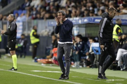 Jesús Galván da instrucciones durante el partido contra el Málaga.