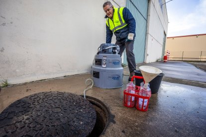 Este es el proceso que se sigue de toma de muestras y de trabajo en el laboratorio de Aguas de Burgos.