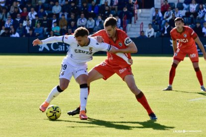 Aitor Córdoba trata de parar a un rival.