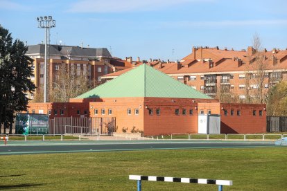 Vista exterior de los vestuarios de los campos de rugby y fútbol Bienvenido Nieto en San Amaro.