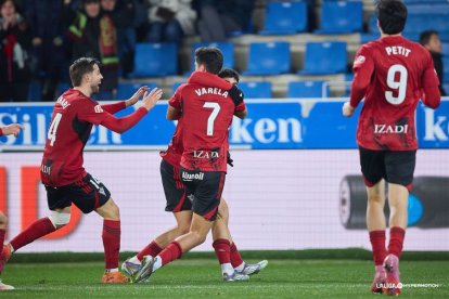 Los jugadores del Mirandés celebran el gol de Varela.