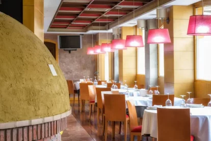 Vista del horno y el comedor del Asador San Lorenzo, restaurante tradicional especializado en lechazo asado en horno de leña, cocina castellana y producto de proximidad.