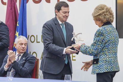 El presidente de la Junta recibe el premio de manos de la reina Sofía.