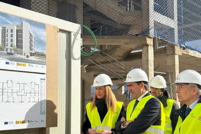 La alcaldesa de Miranda, Aitana Hernando, y el consejero de Medio Ambiente, Vivienda y Ordenación del Territorio, Juan Carlos Suárez-Quiñones