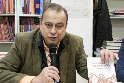 El periodista y escritor Javier Algarra, en una presentación reciente de su segunda novela.