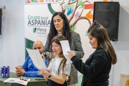 Dos usuarias del centro leen un poema en la celebración del Día de la Discapacidad.
