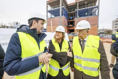 Juan Carlos Suárez-Quiñones, Cristina Ayala y Roberto Saiz en las obras del complejo de viviendas sociales proyectado en Burgos.
