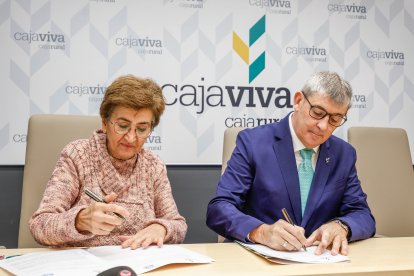 La presidenta de Apacid, Pilar Lara, y el presidente de Cajaviva Caja Rural, Jesús María Hontoria, suscriben el convenio de colaboración.
