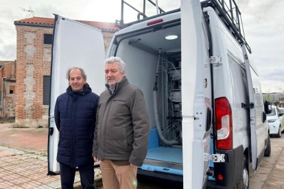 Jaime Fernández y Carlos Niño con la unidad movil para controlar  la calidad del aire.