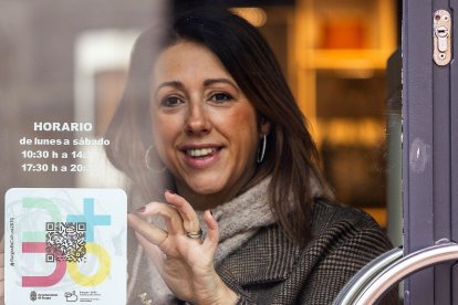 La presidenta Centro Burgos, Patricia Gil, tras un escaparate.