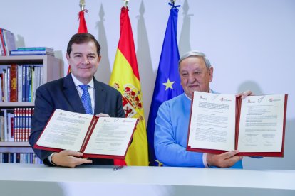 El presidente de la Junta de Castilla y León, Alfonso Fernández Mañueco, firma un protocolo con la Red de Jubilados y Pensionistas de Castilla y León para fomentar el uso de nuevas tecnologías.