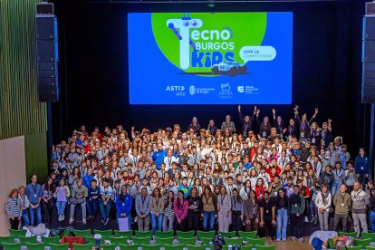 Los participantes se retratan en el escenario.