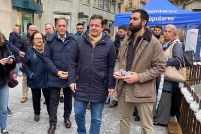 El presidente de la Junta de Castilla y León, Alfonso Fernández Mañueco, junto al presidente de NNGG de Salamanca, Ángel Porras (d) y el alcalde de Salamanca, Carlos García Carbayo (i).