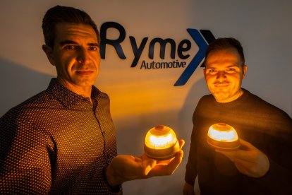 Eduardo Medina, director, y Daniel Martínez muestran la baliza diseñada por Ryme Automotive.