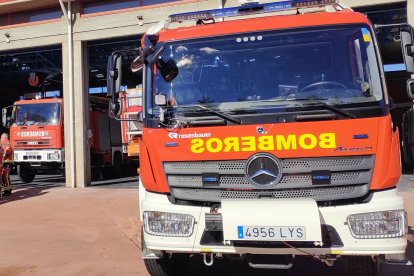 Archivo - Vehículo del servicio de bomberos en Salamanca.