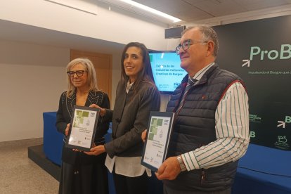 Emiliana Molero (FAE), Andrea Ballesteros y Pablo Arranz (UBU) presentan el Estudio de las Industrias Culturales y Creativas de Burgos.