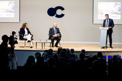 María González Corral, con el director de El Correo de Burgos, Ricardo G. Ureta, y Jorge Sicilia (Ibercaja).