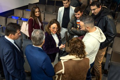 La consejera de Agricultura conversa, tras la ponencia, con representantes de los agricultores de Burgos.