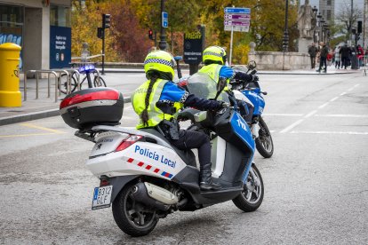 Dos agentes de la unidad de motoristas de la Policía Local en una imagen del pasado noviembre.