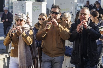 Instante del pasacalles celebrado con motivo del Día del Dulzainero.