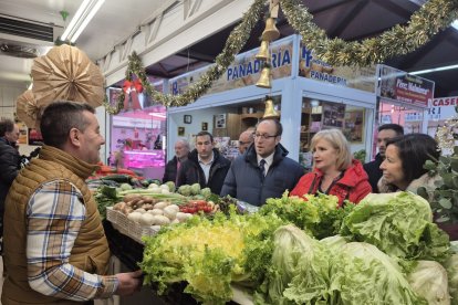 La consejera de Industria, Comercio y Empleo, Leticia García, en su visita al Mercado de Abastos de Ciudad Rodrigo (Salamanca).