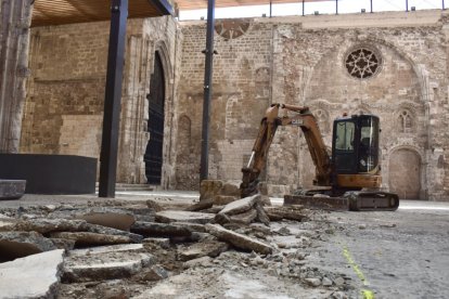 Obras de renovación del pavimento en el monasterio de San Juan.