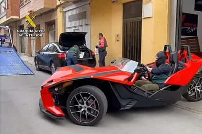Imagen de uno de los dos vehículos inacutados por la Guardia Civil