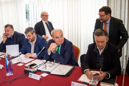 Nacho San Millán (a la izquierda, de pie), pasa por detrás de Andrés Hernando (centro) en la Junta Directiva de FAE.