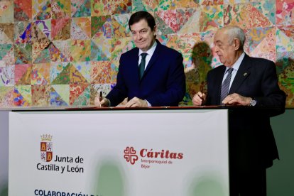 El presidente de la Junta de Castilla y León, Alfonso Fernández Mañueco, firma un protocolo de colaboración con Cáritas Interparroquial de Béjar, en la provincia de Salamanca.