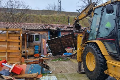 Derribo del local social, del despacho de Promoción Gitana y de viviendas en El Encuentro.