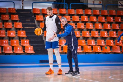 Guðmundsson recibe instrucciones de Porfi Fisac durante un entrenamiento.