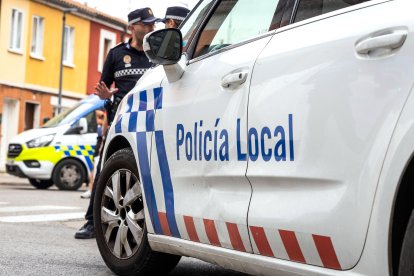 La Policía Local salva la vida a un hombre tras sufrir un infarto en plena calle.