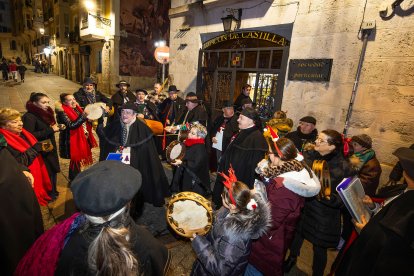 La ronda de villancicos comenzó frente a la sede del Rincón de Castilla, en la calle Fernán González.
