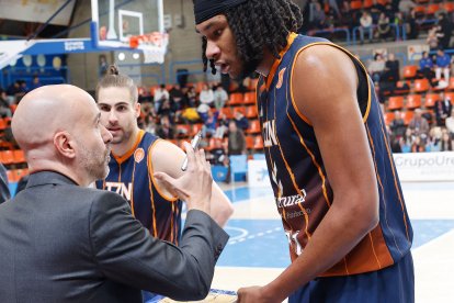 Jordi Juste da instrucciones a Javonte Brown.