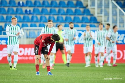 El Mirandés vuelve a las andadas y suma otra derrota para despedirse de Mendizorroza.