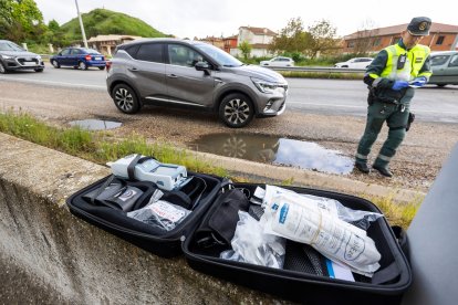 La Guardia Civil, durante un control rutinario de alcohol y drogas a las afueras de Sarracín.