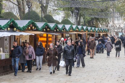 El concurso de decoración de los stand contribuye a un ambiente mágico en el paseo Marceliano Santa María.