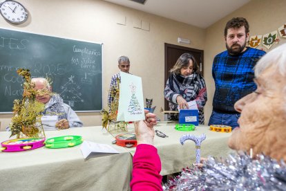 Entrega de postales navideñas de Cocemfe Burgos en la residencia Colisée.