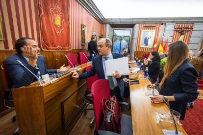 Ignacio Peña y Fernando Martínez-Acitores (Vox), en el último pleno municipal.